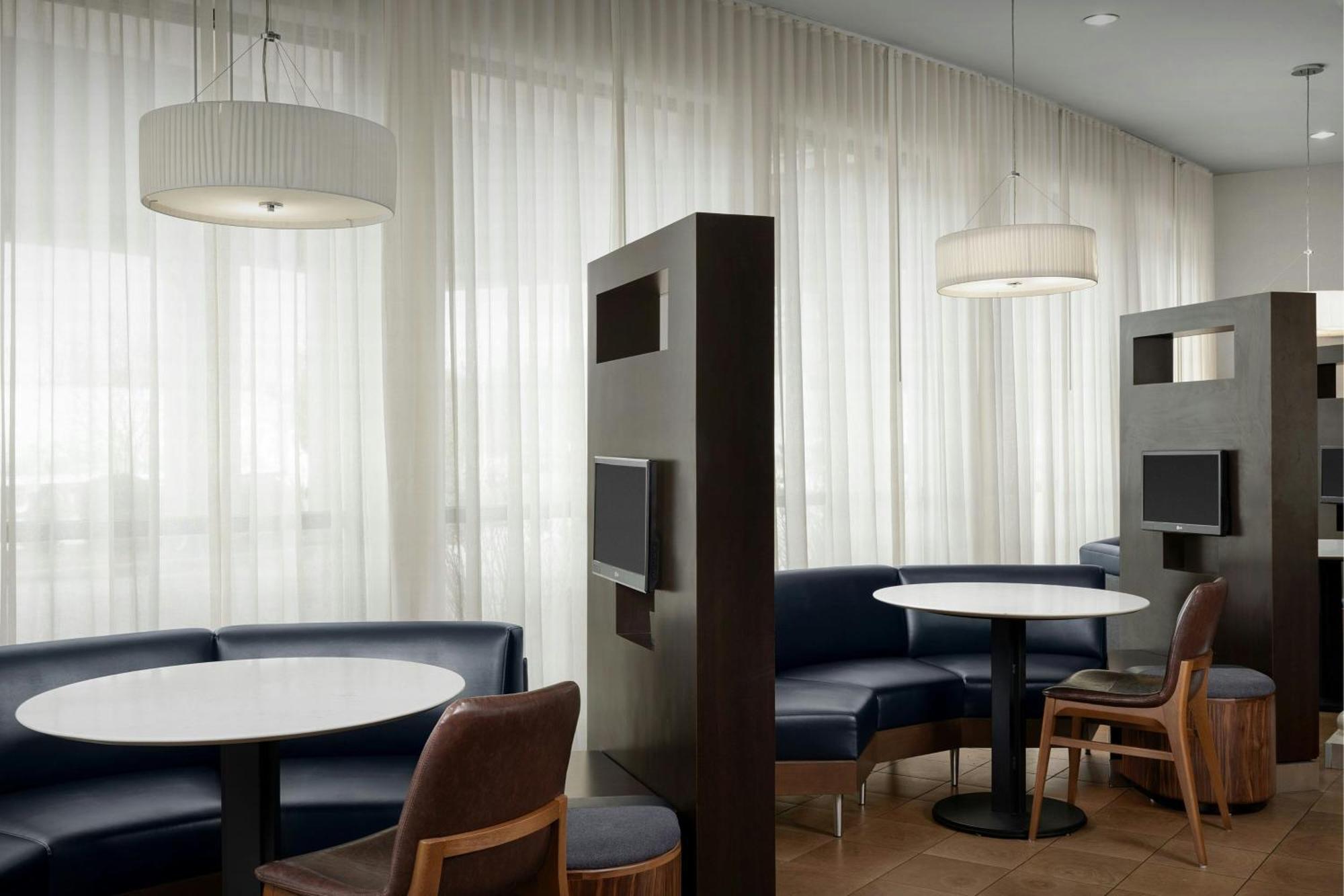 Courtyard By Marriott Salisbury Hotel Exterior photo